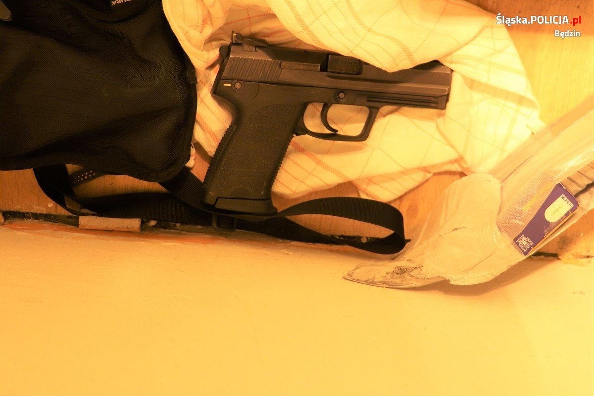 Policjanci z Będzina przejęli broń i narkotyki