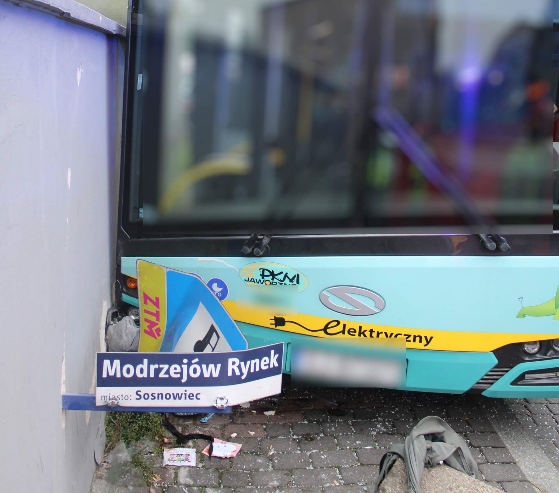 Sosnowiec autobus przy przystanku na ulicy Orląt Lwowskich wjechał na chodnik