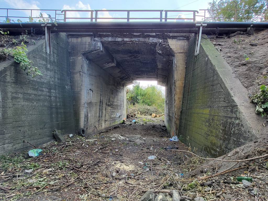 Czeladź. Stary wiadukt nad dawną koleją piaskową, w ciągu ulicy Nowopogońskiej.