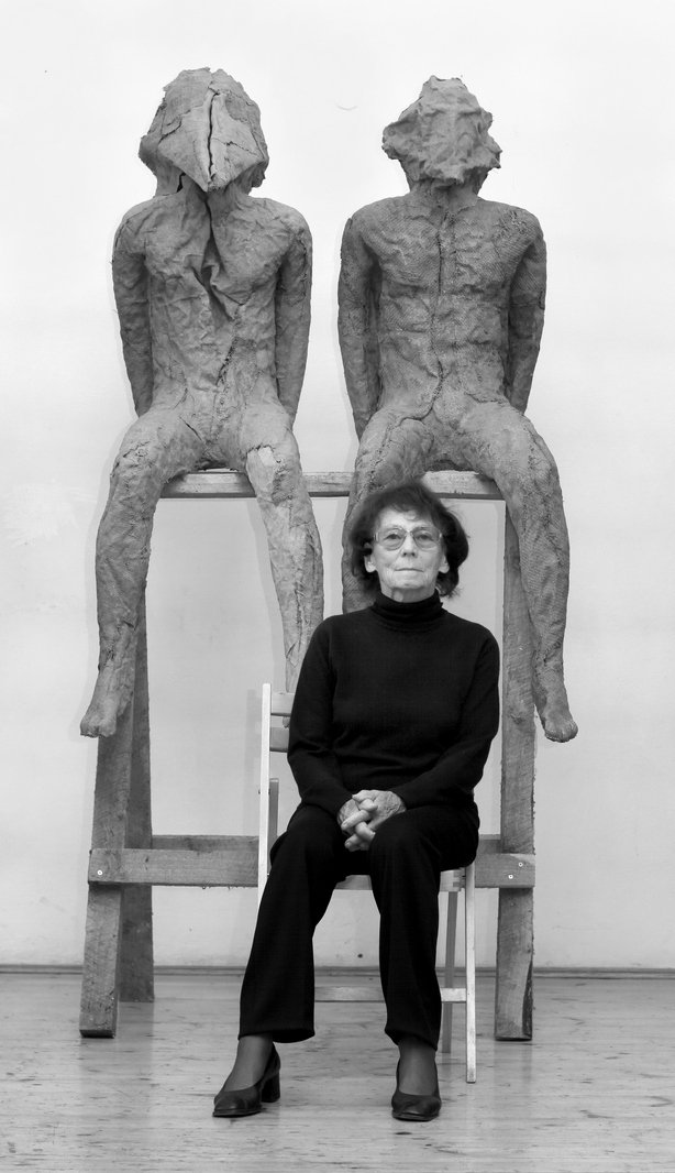 Magdalena Abakanowicz. Artystka w swojej pracowni, przy swoich pracach.