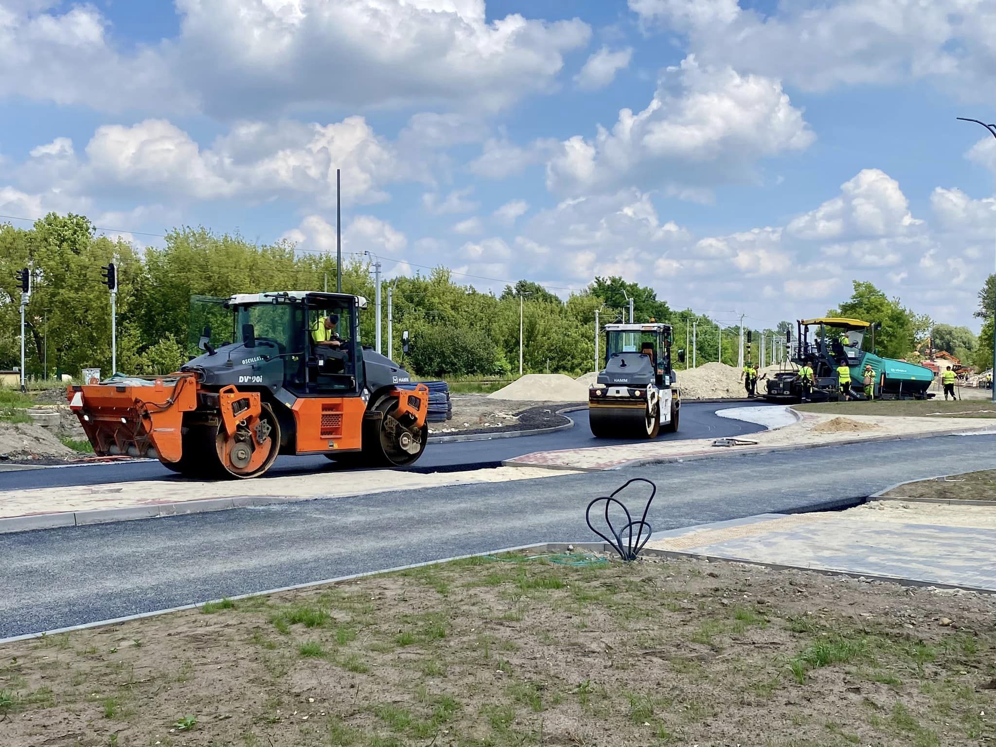 Na rondzie przy ul Kolejowej i Poniatowskiego trwa układanie pierwszej warstwy asfaltu1