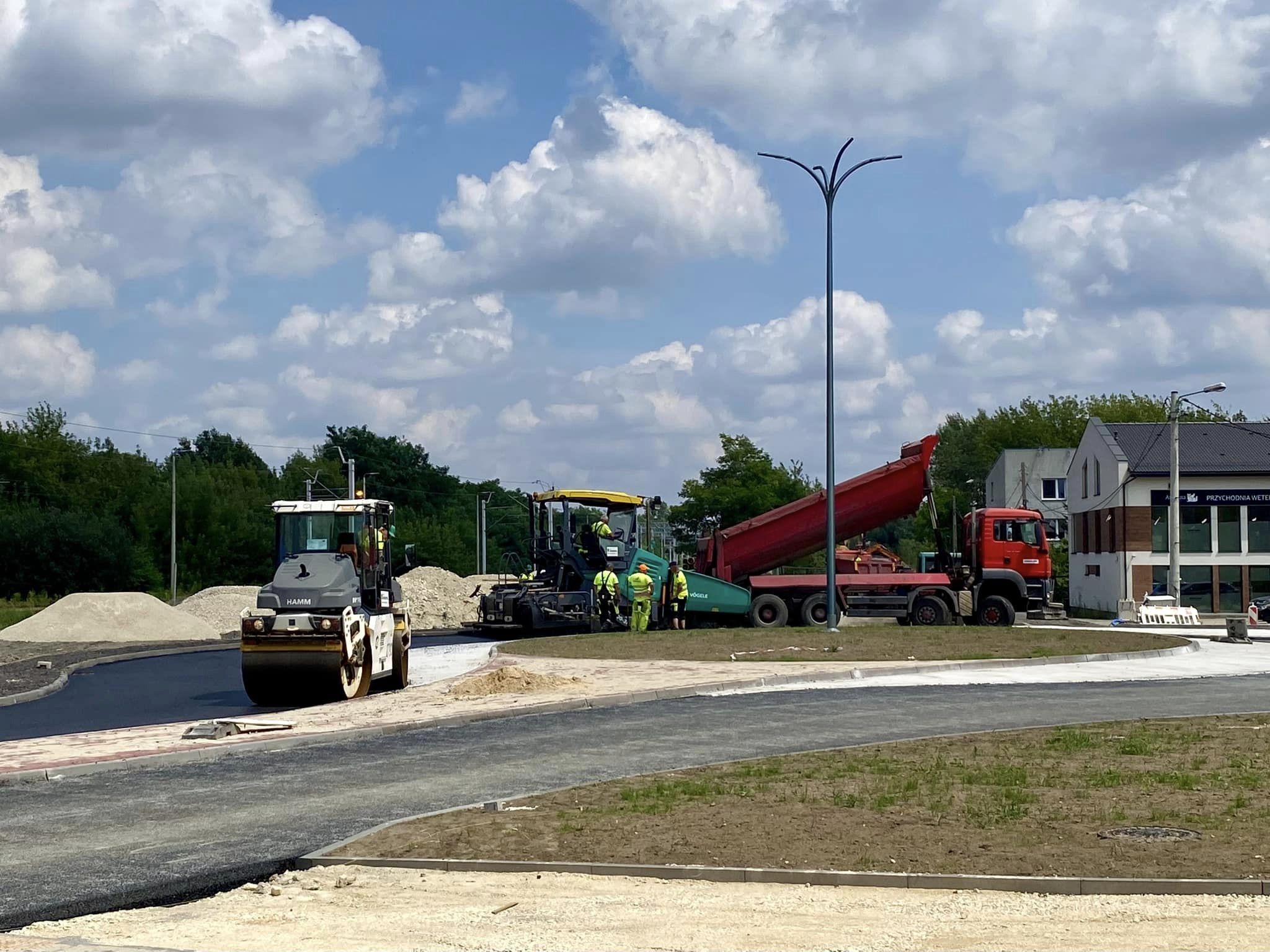 Na rondzie przy ul Kolejowej i Poniatowskiego trwa układanie pierwszej warstwy asfaltu2