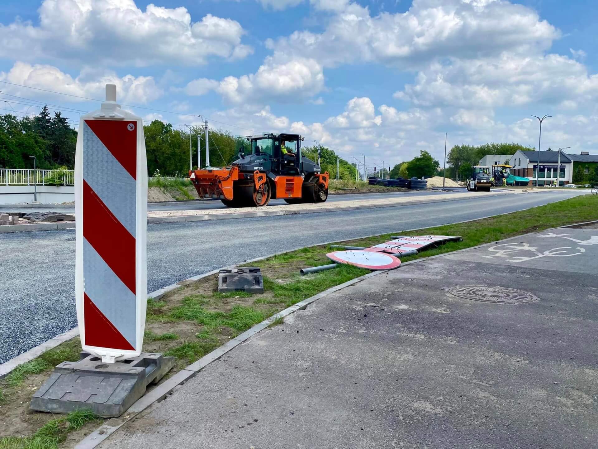 Na rondzie przy ul Kolejowej i Poniatowskiego trwa układanie pierwszej warstwy asfaltu5