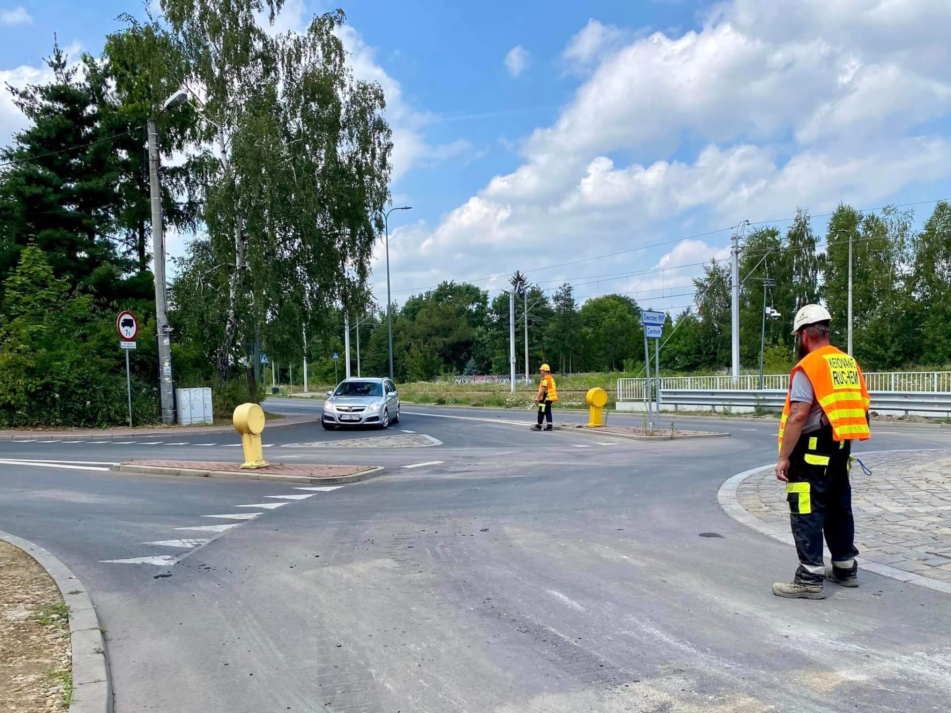 Na rondzie przy ul Kolejowej i Poniatowskiego trwa układanie pierwszej warstwy asfaltu6