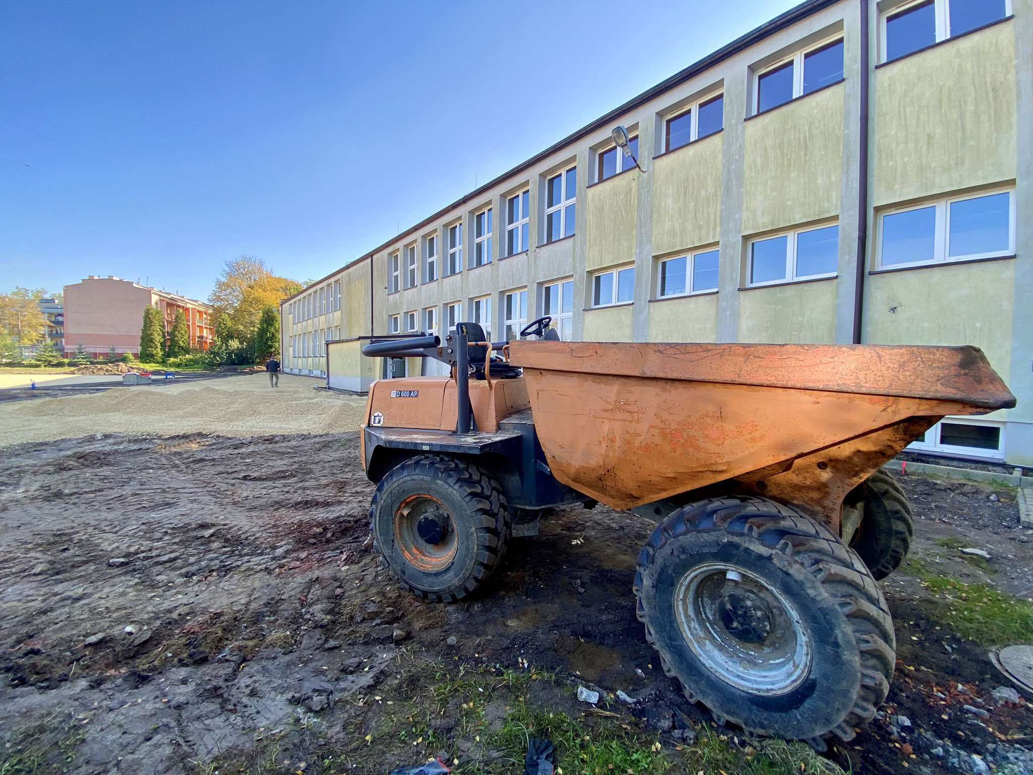 Przy III LO w Dąbrowie Górniczej powstaje wielofunkcyjne boisko