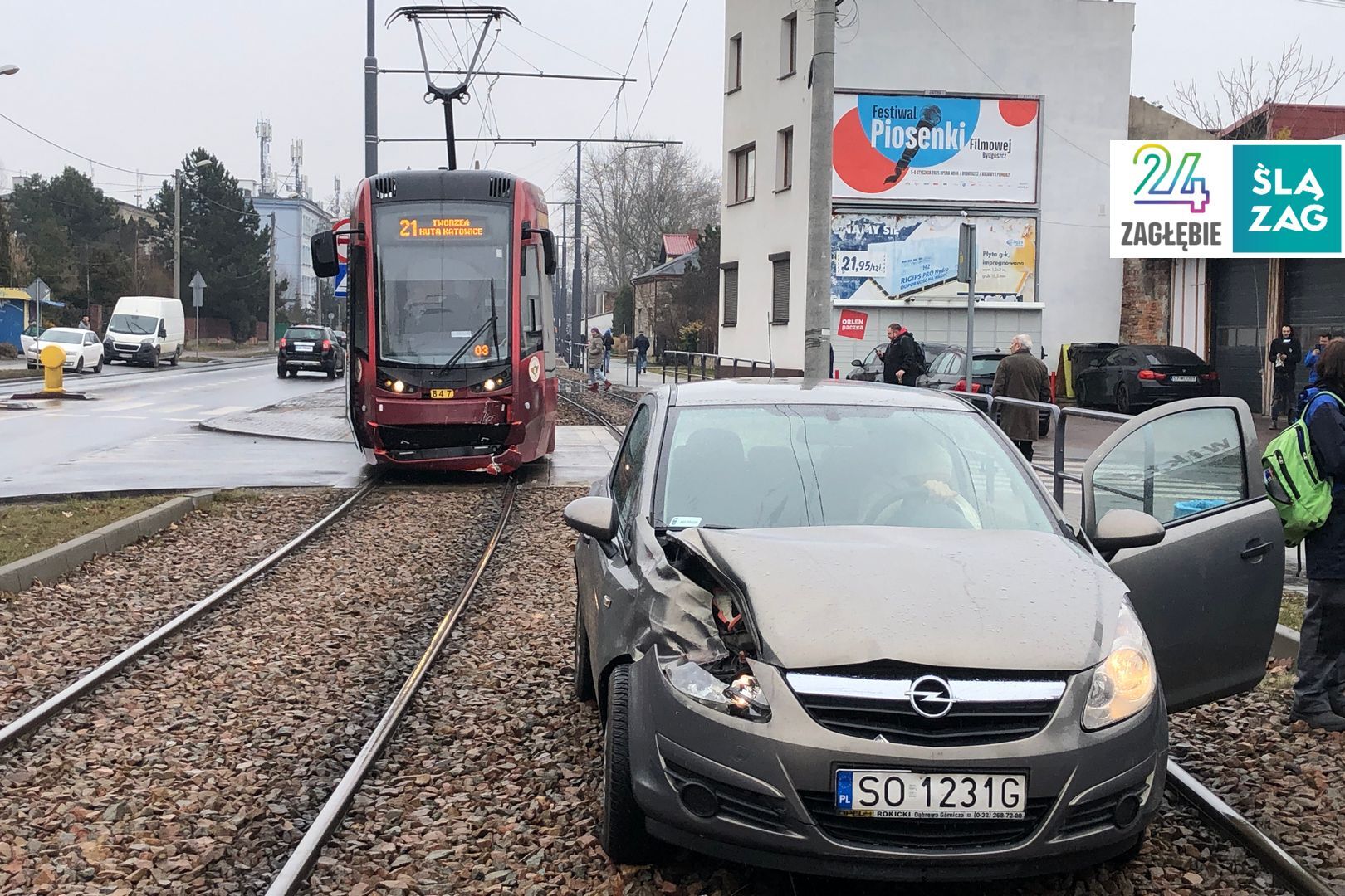 Sosnowiec. Skrzyżowanie ulic Władysława Andersa i Lipowej. Zderzenie tramwaju i samochodu. 27 lutego 2025.