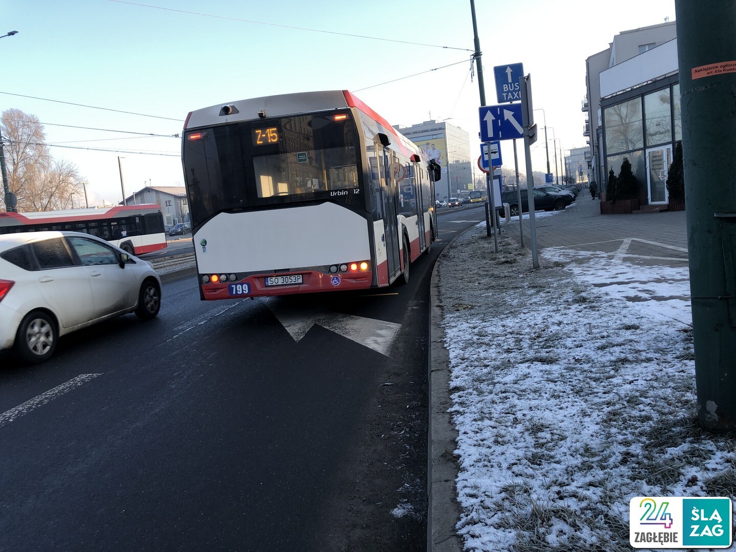 Sosnowiec. Pierwszy dzień przebudowy wiaduktu nad ulicą Józefa Piłsudskiego. Przystanek zastępczej komunikacji autobusowej przy ul. 3 Maja. 17 lutego 2025.