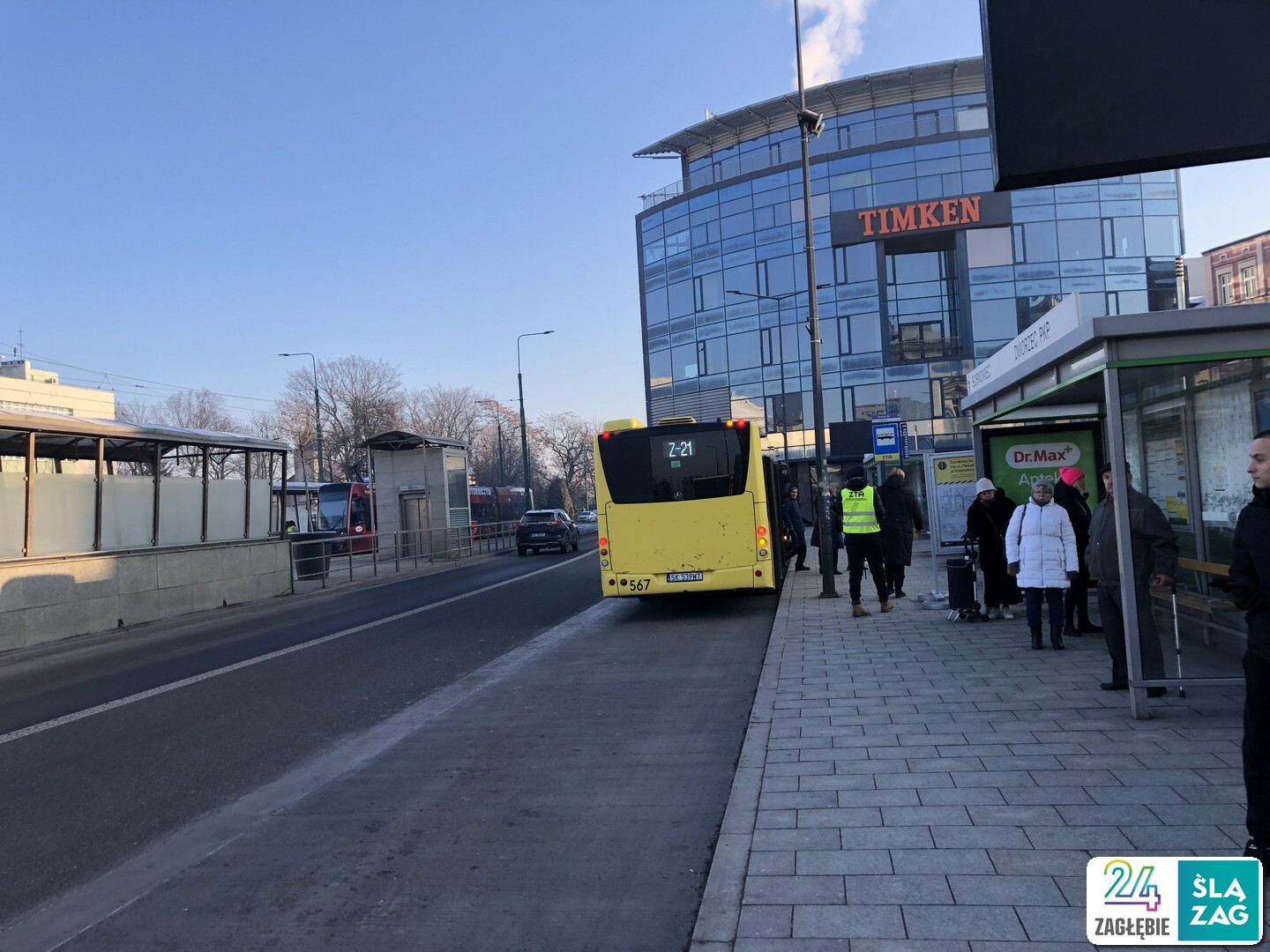 Sosnowiec. Pierwszy dzień przebudowy wiaduktu nad ulicą Józefa Piłsudskiego. Przystanek zastępczej komunikacji autobusowej przy ul. 3 Maja. 17 lutego 2025.