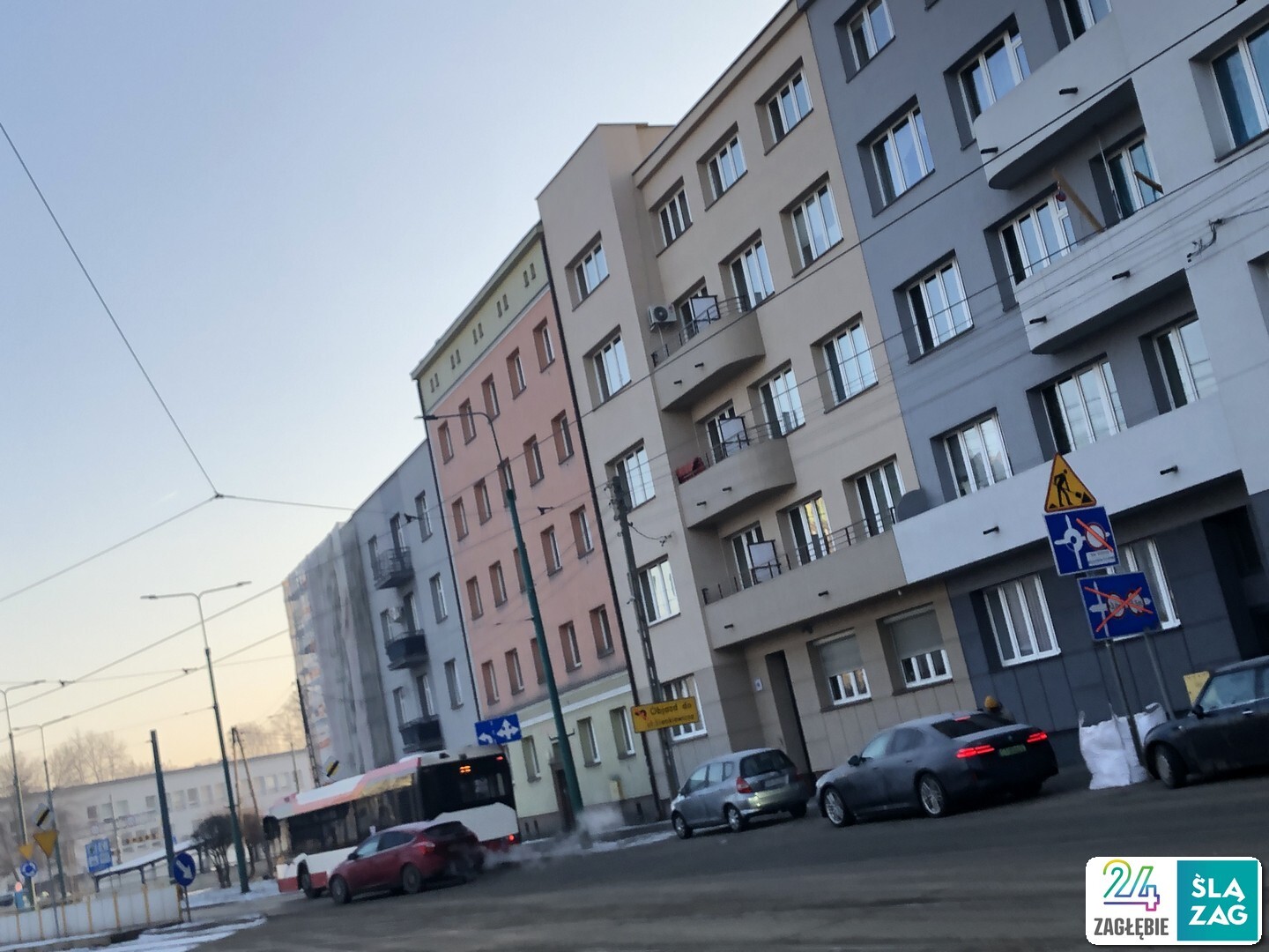 Sosnowiec. Pierwszy dzień przebudowy wiaduktu nad ulicą Józefa Piłsudskiego. Przystanek zastępczej komunikacji autobusowej przy ul. Jana III Sobieskiego. 17 lutego 2025.