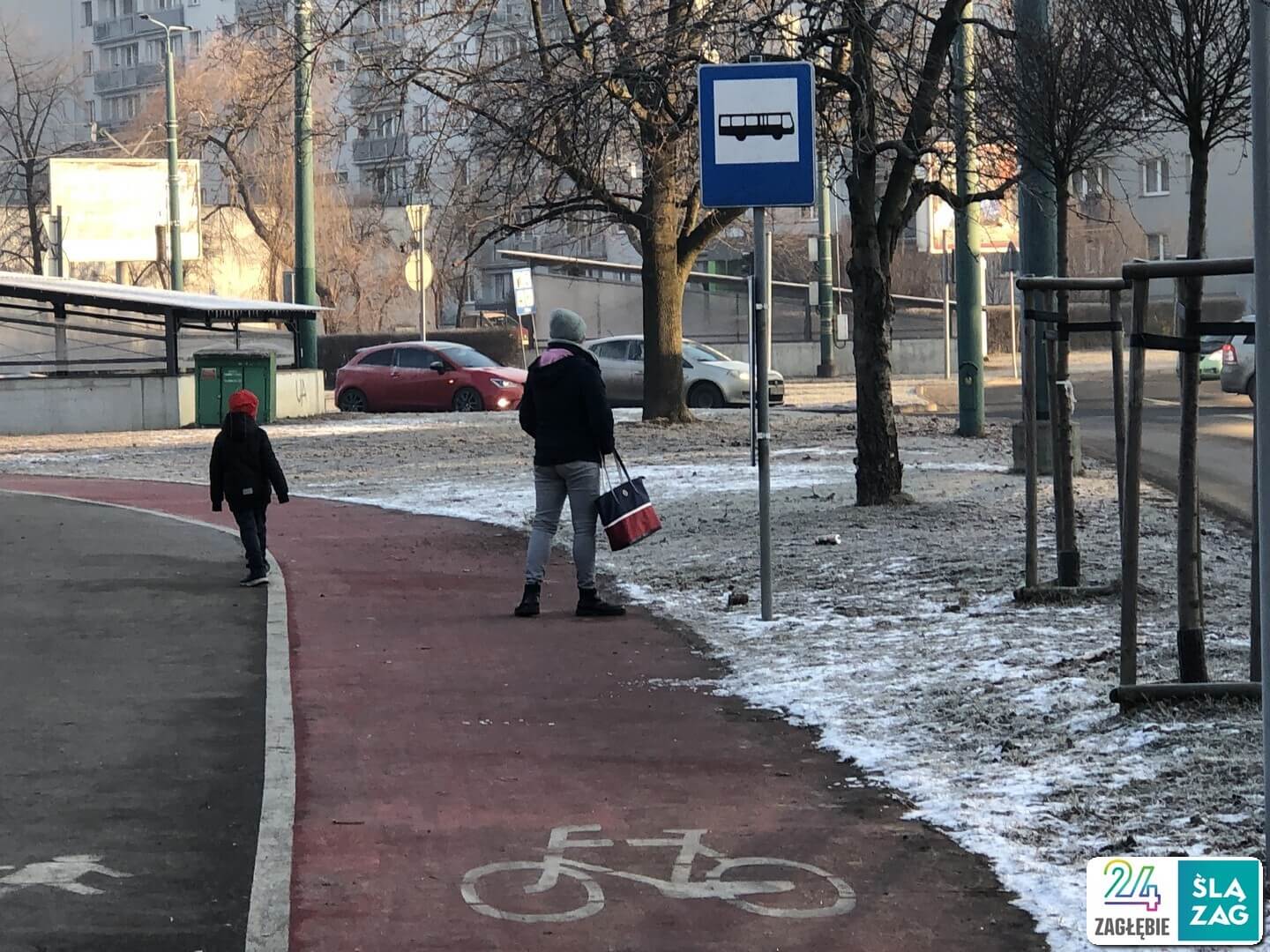 Sosnowiec. Pierwszy dzień przebudowy wiaduktu nad ulicą Józefa Piłsudskiego. Przystanek zastępczej komunikacji autobusowej przy ul. Jana III Sobieskiego. 17 lutego 2025.