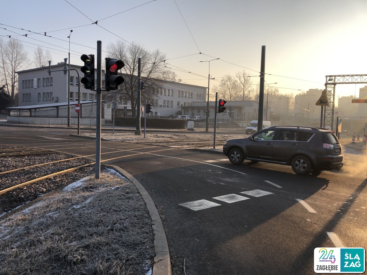 Sosnowiec. Pierwszy dzień przebudowy wiaduktu nad ulicą Józefa Piłsudskiego. Czekanie na tramwaj-widmo. 17 lutego 2025.