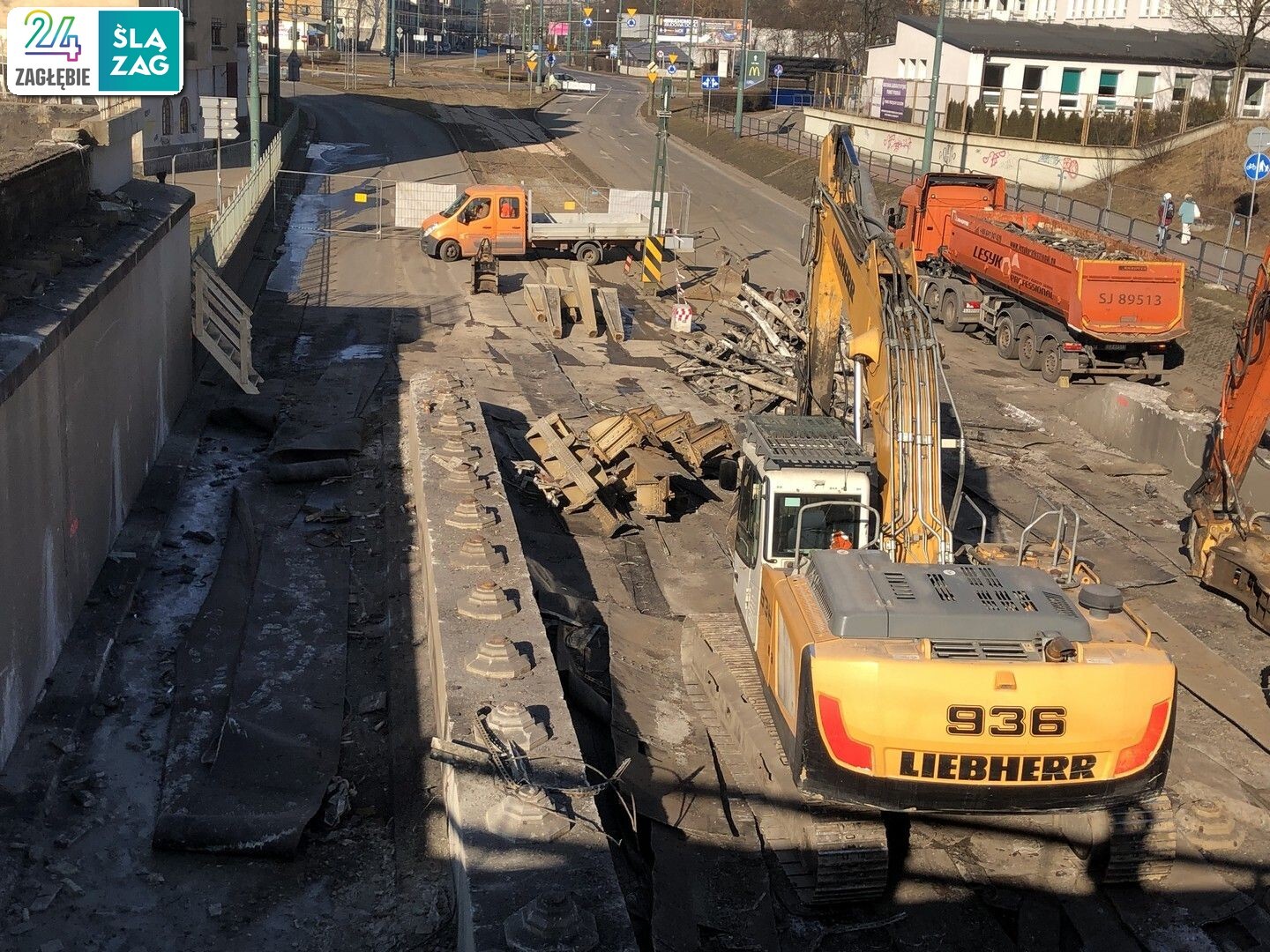 Sosnowiec. Rozbiórka wiaduktu nad ulicą Józefa Piłsudskiego. 22 lutego 2025.